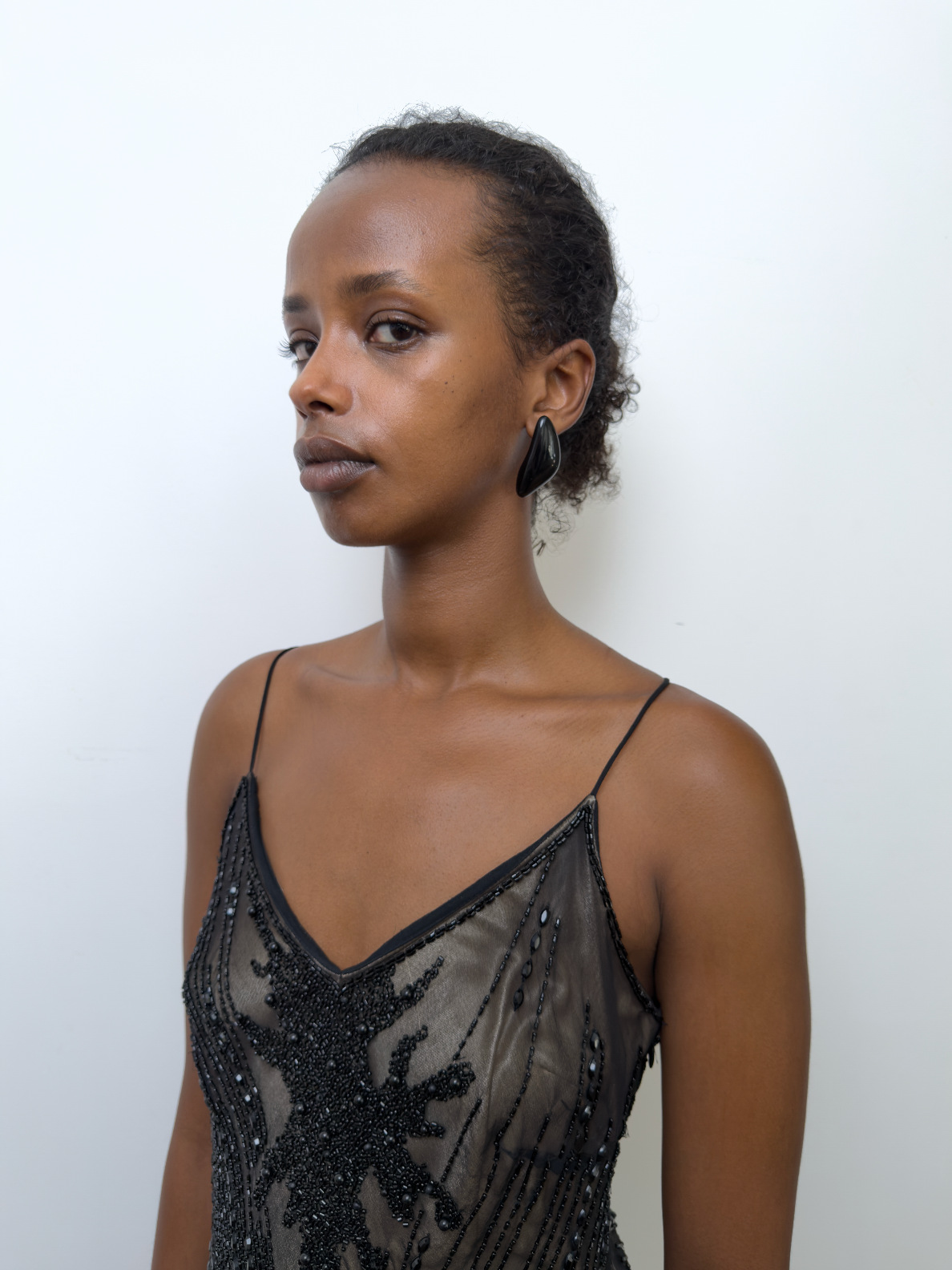 GRANDES BOUCLES D'OREILLES DOWDOW - RÉSINE NOIRE