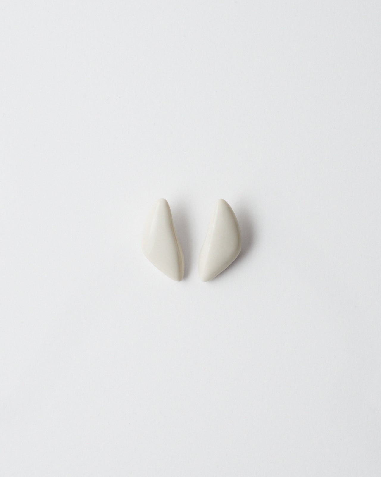 BOUCLES D'OREILLES DOWDOW - RÉSINE BLANC CASSÉ