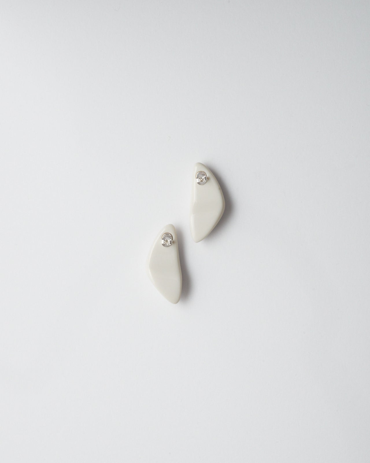 BOUCLES D'OREILLES DOWDOW - RÉSINE BLANC CASSÉ