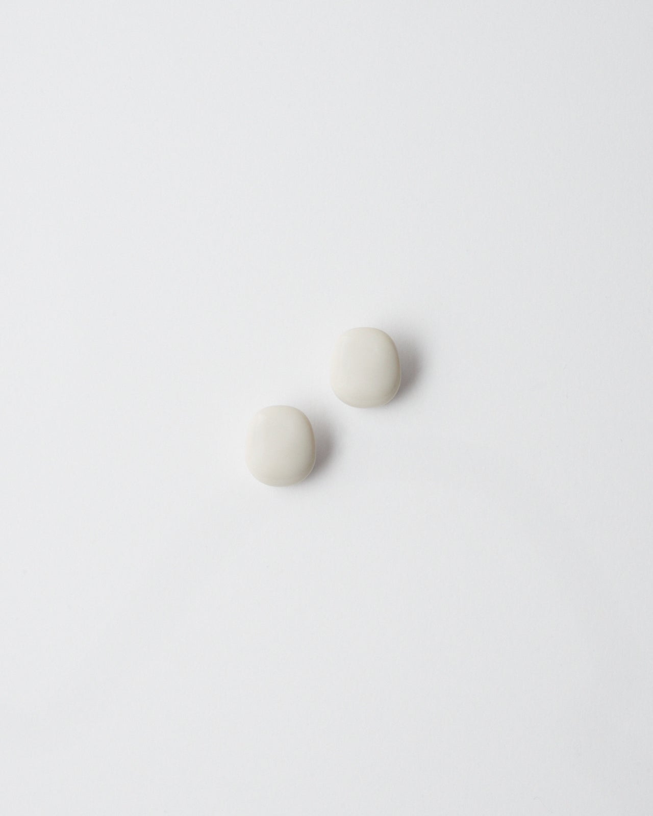 PETITES BOUCLES D'OREILLES - RÉSINE BLANC CASSÉ