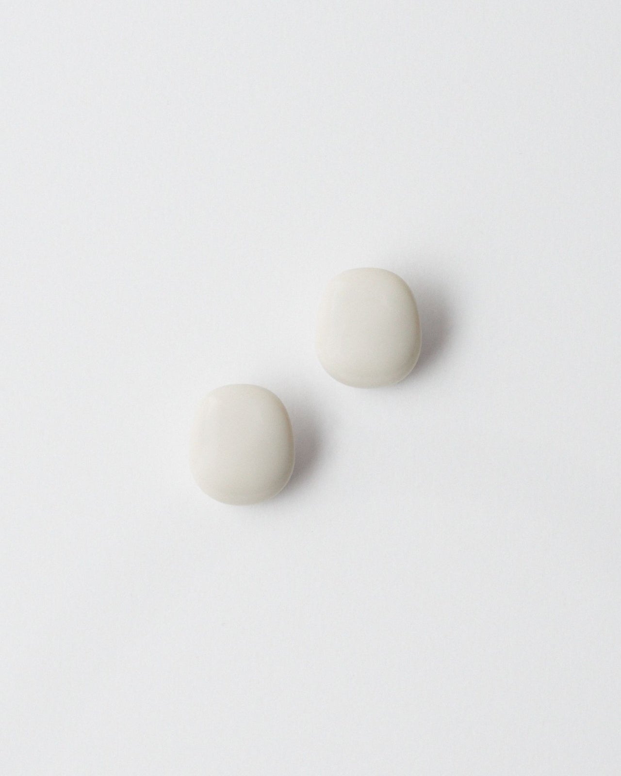 PETITES BOUCLES D'OREILLES - RÉSINE BLANC CASSÉ