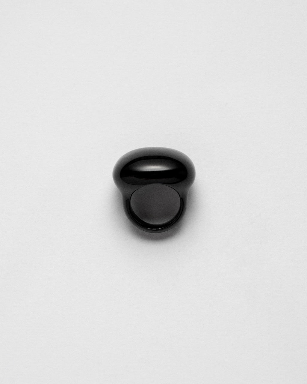 Camille Surault's BLOWBLOW ring in black resin, side view.