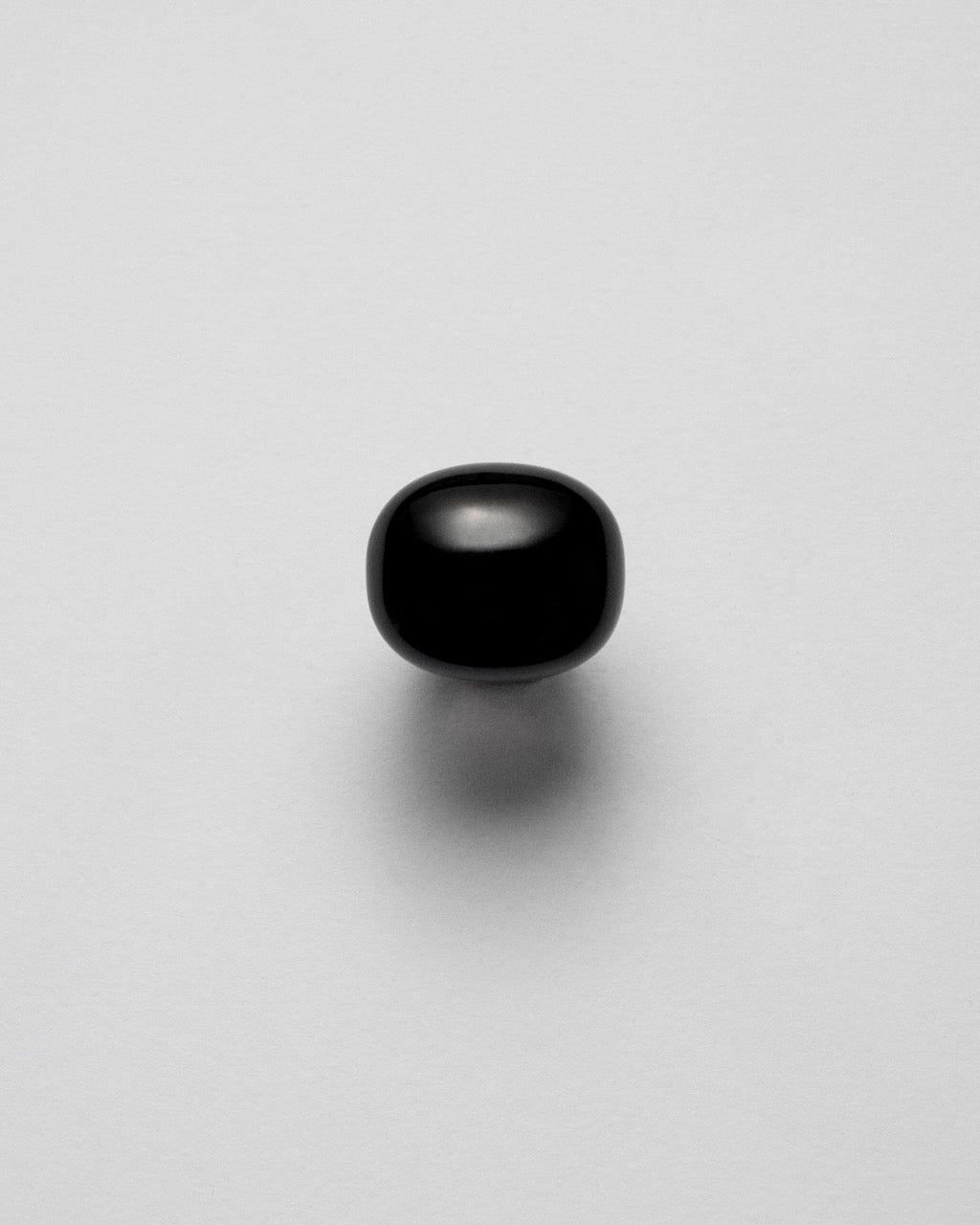 Camille Surault's BLOWBLOW ring in black  resin, upper view. 