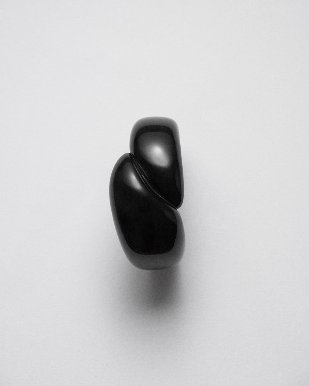 Camille Surault's DOWDOW bracelet in black resin, upper view. 