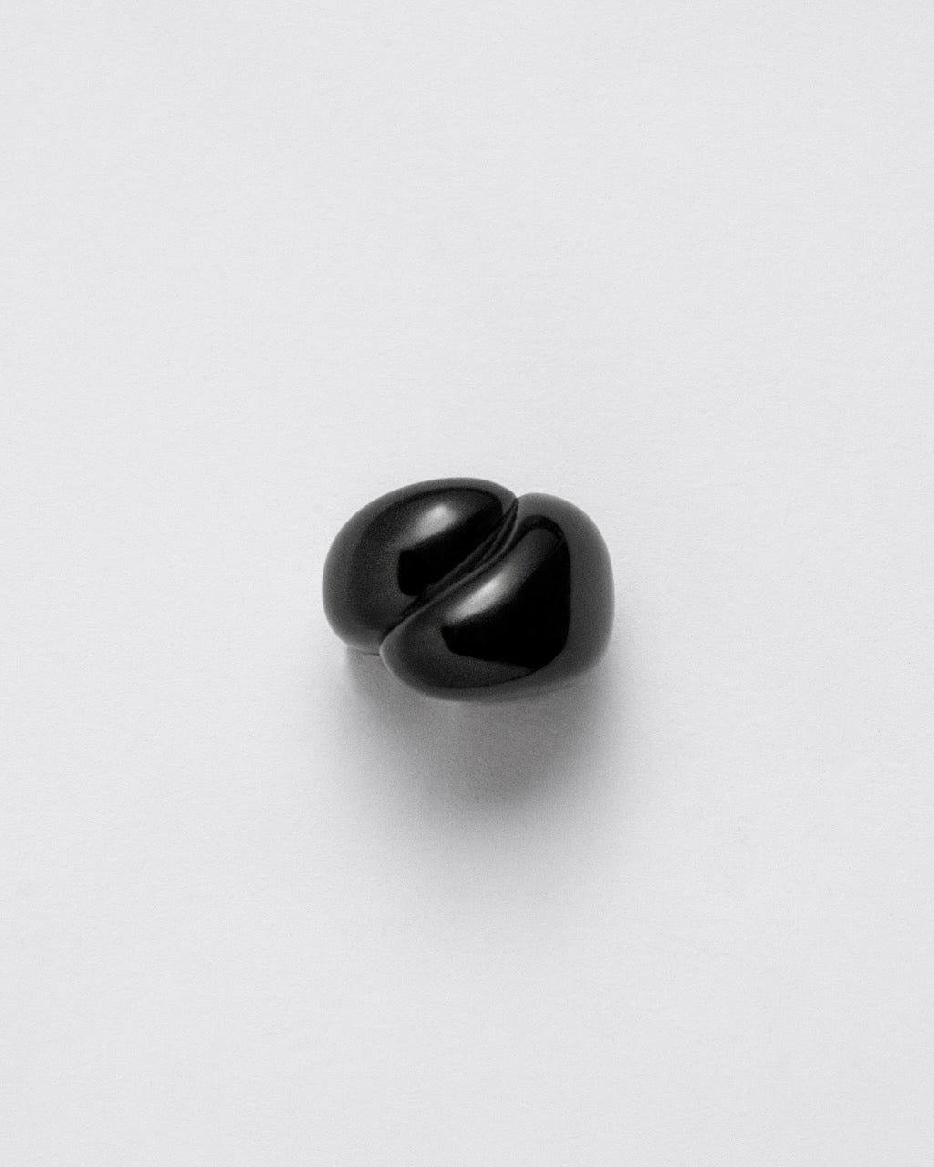 Camille Surault's DOWDOW no-piercing earcuff in black resin, upper view. 