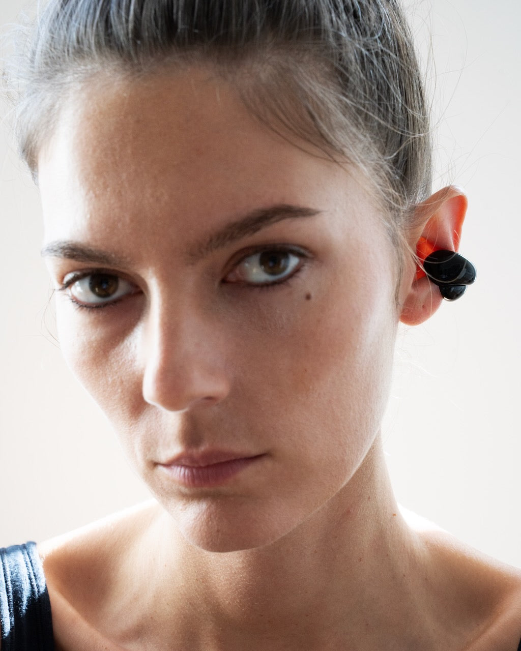 Camille Surault's DOWDOW no-piercing earcuff in black resin. 