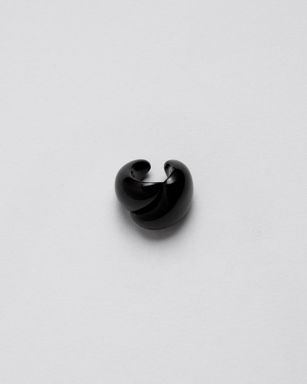 Camille Surault's DOWDOW no-piercing earcuff in black resin. 