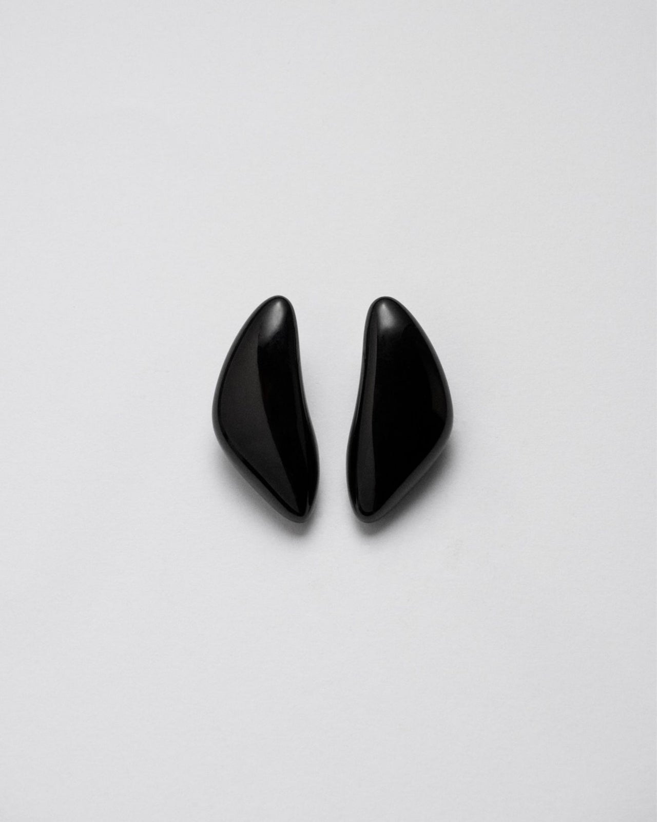 GRANDES BOUCLES D'OREILLES DOWDOW - RÉSINE NOIRE