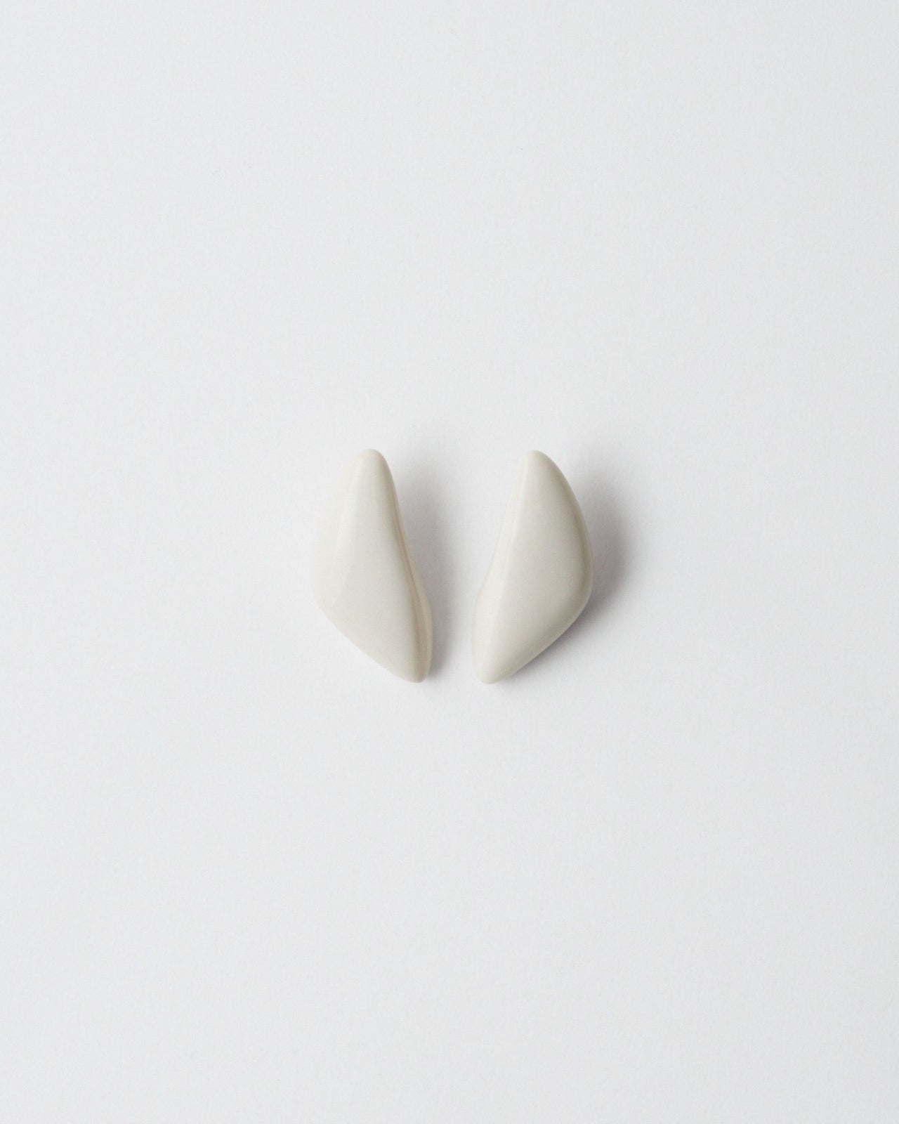 BOUCLES D'OREILLES DOWDOW - RÉSINE BLANC CASSÉ