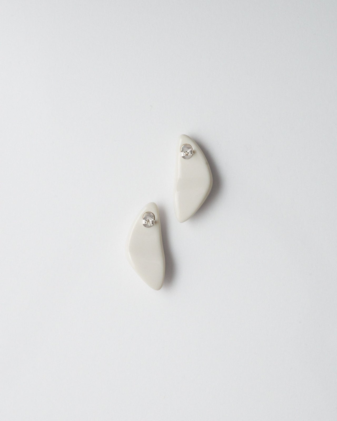 BOUCLES D'OREILLES DOWDOW - RÉSINE BLANC CASSÉ