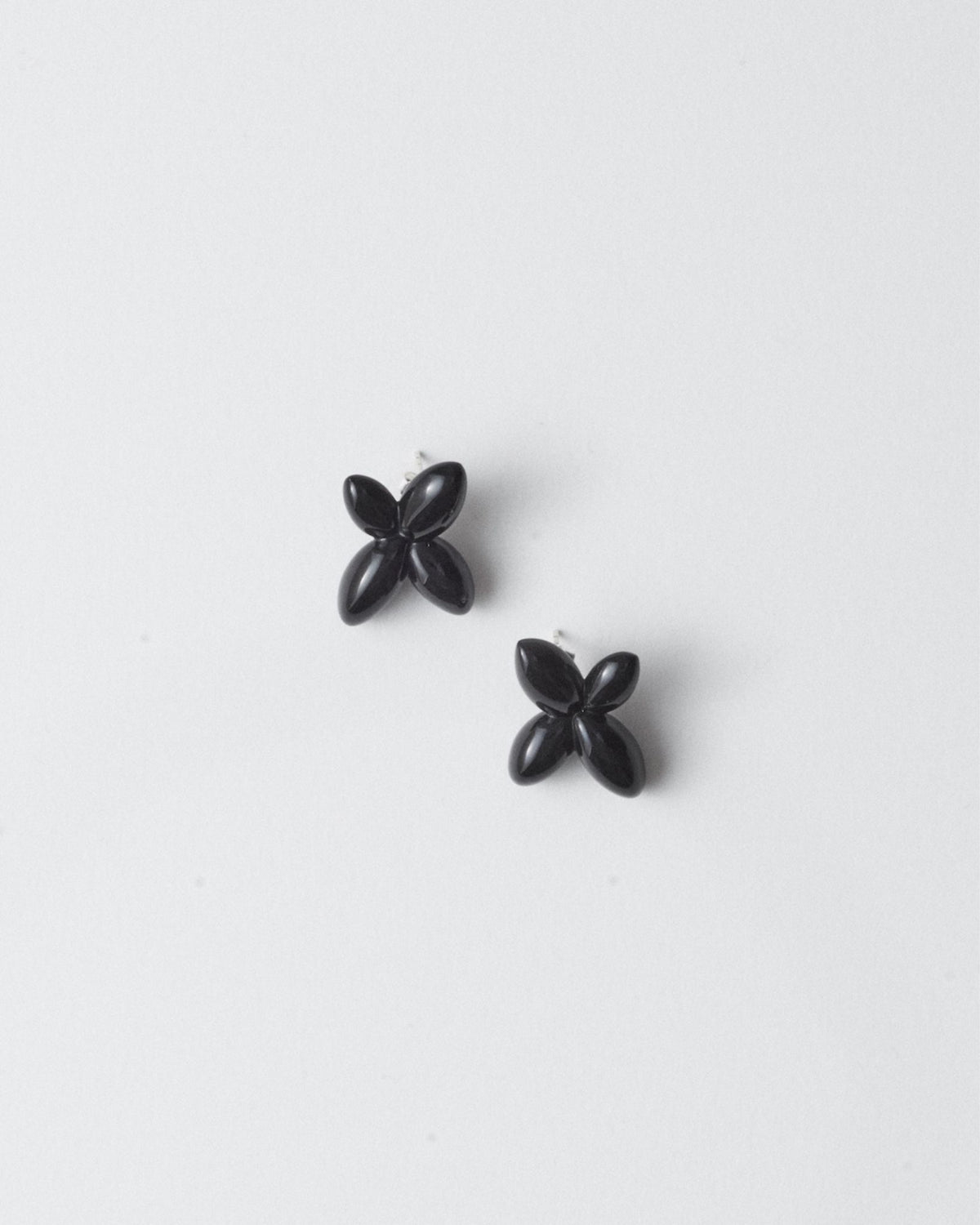 PETITES BOUCLES D'OREILLES ROSEMARIE - RÉSINE NOIRE